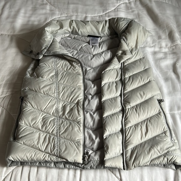 Patagonia woman’s grey down filled vest size XS good used condition - Picture 8 of 8